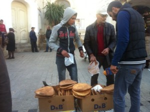 بيع الخبز في شارع الحبيب بورقيبة